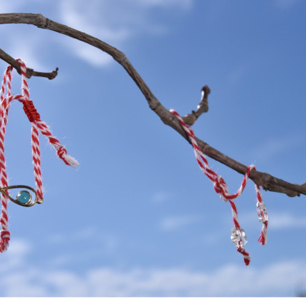 Μαρτάκι: Τι συμβολίζει το έθιμο με ρίζες στην Αρχαία Ελλάδα - Ποιες χώρες το έχουν - Πώς φτιάχνεται