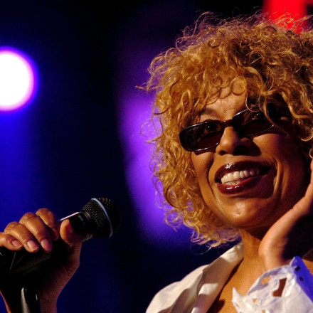 Roberta Flack: Πέθανε η βραβευμένη τραγουδίστρια του «Killing Me Softly With His Song»