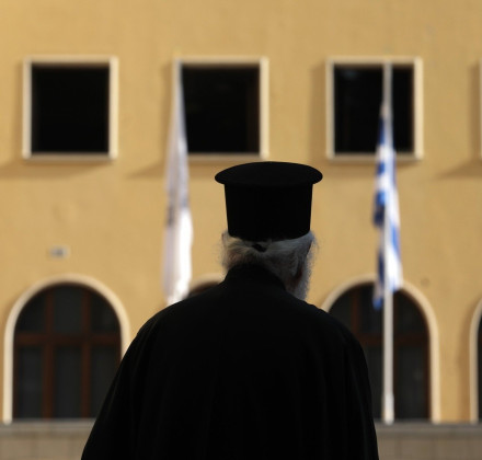 Ένταλμα σύλληψης για ιερόσυλο παπά - Η καταγγελία για βεβήλωση τάφου που σοκάρει Ένταλμα σύλληψης για ιερόσυλο παπά - Η καταγγελία για βεβήλωση τάφου που σοκάρει