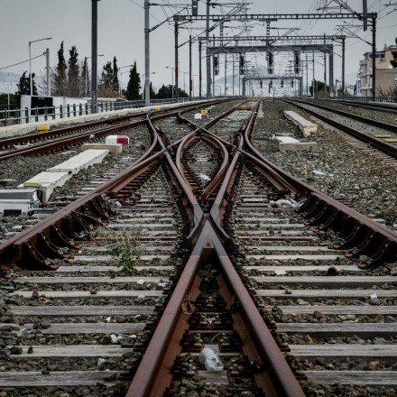 Εργατικό ατύχημα στη Σίνδο: Τι απαντά ο ΟΣΕ για τον άτυχο άνδρα