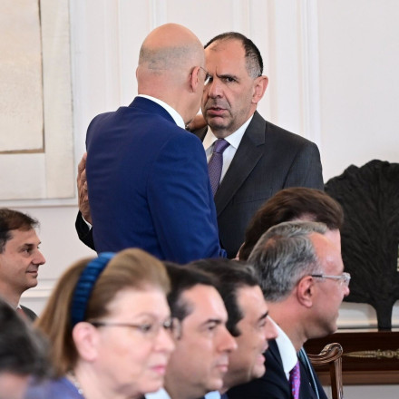 Ουκρανία: Μία ανακοίνωση από Γεραπετρίτη, μία (διαφορετική) ανάρτηση από Δένδια