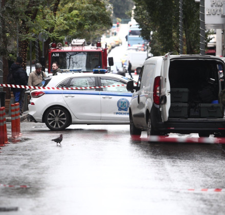 Λήξη συναγερμού με το ύποπτο δέμα στο Κολωνάκι - Στο σημείο κλιμάκιο του ΤΕΕΜ Λήξη συναγερμού με το ύποπτο δέμα στο Κολωνάκι - Στο σημείο κλιμάκιο του ΤΕΕΜ