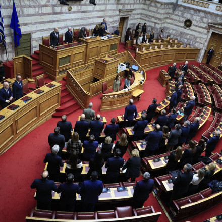 Ενός λεπτού σιγή στη Βουλή - Κακλαμάνης: «Η Δικαιοσύνη θα αποδοθεί ο κόσμος να χαλάσει»