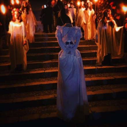 Άμφισσα: Η Νύχτα των Στοιχειών της Χάρμαινας αναβιώνει τον τρομακτικό θρύλο ενός μοιραίου έρωτα