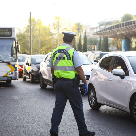 Αστυνομικοί ανεβαίνουν σε λεωφορεία, Προαστιακό - 4 συλλήψεις την πρώτη μέρα του σχεδίου «Αριάδνη 2»