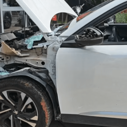 Ηλεκτρικό αυτοκίνητο SUV καρφώθηκε και γκρέμισε βιτρίνα καταστήματος στη Γλυφάδα