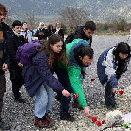 Τέμπη: Τελετή μνήμης με σύνθημα «δεν ξεχνώ, δεν συγχωρώ» από φοιτητές του ΕΜΠ