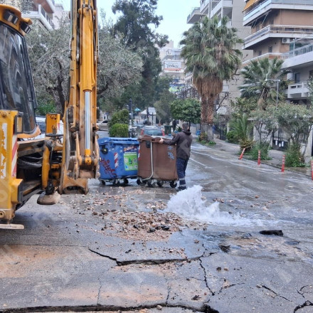 Κλειστοί δρόμοι στο Παλαιό Φάληρο λόγω σπασμένου αγωγού της ΕΥΔΑΠ: Χωρίς νερό εκατοντάδες νοικοκυριά