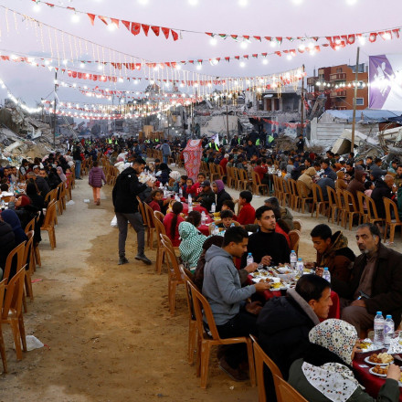 Συγκλονιστικό βίντεο: Παλαιστίνιοι γιορτάζουν το Ραμαζάνι μέσα στα ερείπια της Γάζας