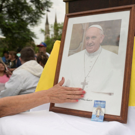 Έκκληση του πάπα Φραγκίσκου στους πιστούς: Μην ξορκίζετε τον θάνατο, είμαστε χώμα και τέφρα
