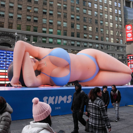 Κιμ Καρντάσιαν «γίγας» σπέρνει τον τρόμο στην θρυλική πλατεία της Νέας Υόρκης - Δείτε φωτογραφίες