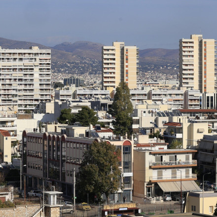 Οι Έλληνες καθυστερούν στεγαστικά δάνεια και ενοίκια - Πώς επηρεάζουν τις τιμές τα κλειστά ακίνητα
