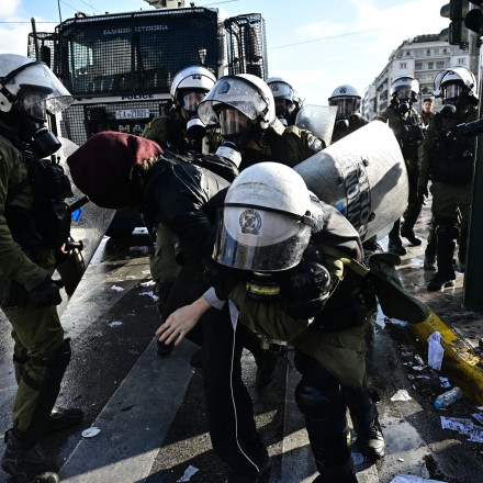Πορεία Τέμπη: Σε 220 προσαγωγές και 73 συλλήψεις προχώρησε η ΕΛΑΣ στην Αθήνα