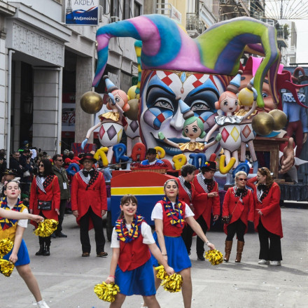 Πατρινό καρναβάλι: «Βούλιαξε» η πόλη στη μεγάλη παρέλαση - Χιλιάδες κόσμου και εντυπωσιακά άρματα