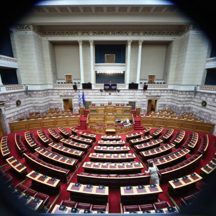 Ώρα 4.31 τα ξημερώματα στην Ολομέλεια...