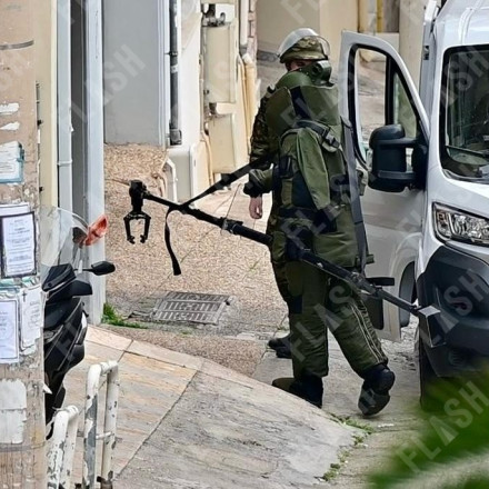 Καμίνια: Η επιχείρηση απομάκρυνσης της χειροβομβίδας - Δείτε τα πλάνα Καμίνια: Η επιχείρηση απομάκρυνσης της χειροβομβίδας - Δείτε τα πλάνα