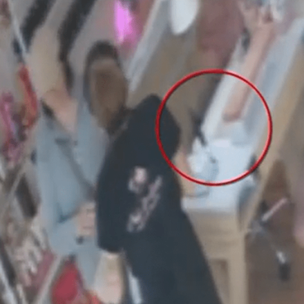 Βίντεο ντοκουμέντο: Γυναίκα φαντομάς κλέβει «αθόρυβα» κινητά - Καρέ καρέ οι «χειρουργικές» κινήσεις της