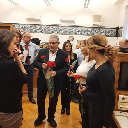 Ημέρα της γυναίκας: Κόκκινα γαρύφαλλα από τον Κουτσούμπα στις δημοσιογράφους της Βουλής Ημέρα της γυναίκας: Κόκκινα γαρύφαλλα από τον Κουτσούμπα στις δημοσιογράφους της Βουλής