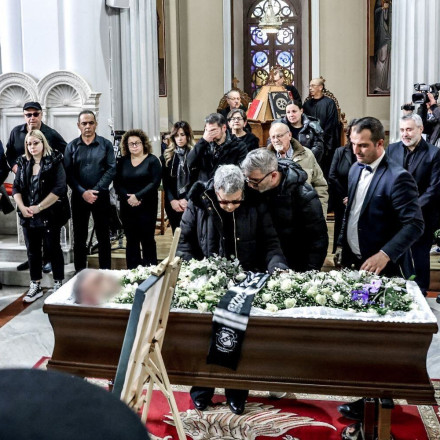 Μανώλης Λιδάκης: Συγκίνηση στην κηδεία - Με το «Άστρα μη με μαλώνετε» ο τελευταίος αποχαιρετισμός
