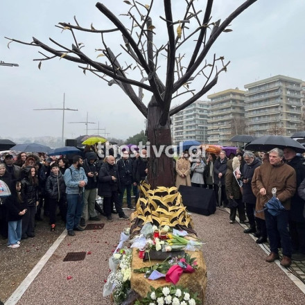 Θεσσαλονίκη: Συγκίνηση στα αποκαλυπτήρια του «Δέντρου της Μνήμης» για τα θύματα των Τεμπών