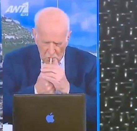 Ο φακός έπιασε τον Γιώργο Παπαδάκη να ανάβει τσιγάρο «στον αέρα» Ο φακός έπιασε τον Γιώργο Παπαδάκη να ανάβει τσιγάρο «στον αέρα»