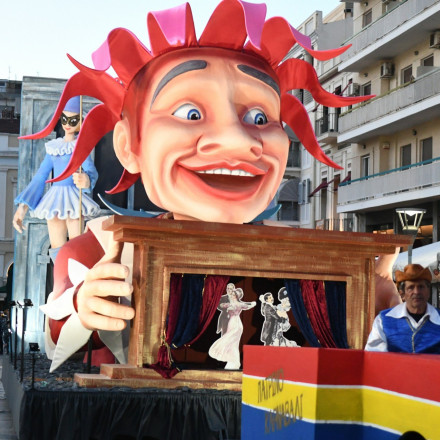 Πατρινό Καρναβάλι: Κορυφώνονται οι εκδηλώσεις - 50.000 καρναβαλιστές ξεχύθηκαν στους δρόμους