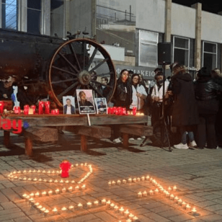 Άναψαν κεριά στη μνήμη των θυμάτων έξω από τον ΟΣΕ - «Nα λέτε στα παιδιά σας πόσο πολύ τα αγαπάτε»