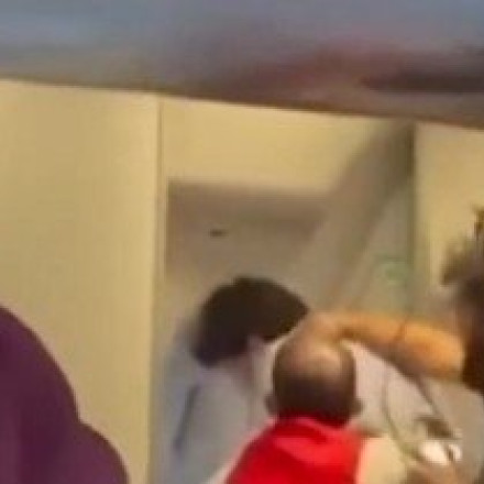 Τρόμος στον αέρα: Επιβάτης προσπάθησε να ανοίξει την έξοδο κινδύνου εν πτήσει