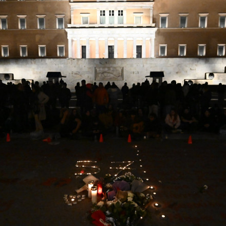 Τέμπη: Νέα αυθόρμητη καθιστική διαμαρτυρία με κεριά στο Σύνταγμα το βράδυ του Σαββάτου