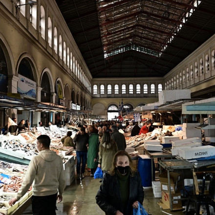 Ουρές στη Βαρβάκειο για τα σαρακοστιανά της Καθαράς Δευτέρας - Μέχρι πότε θα είναι ανοιχτή η αγορά