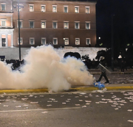 Πεδίο μάχης για 3 ώρες το Σύνταγμα: 7 συλλήψεις και 5 τραυματίες μετά το συλλαλητήριο για τα Τέμπη Πεδίο μάχης για 3 ώρες το Σύνταγμα: 7 συλλήψεις και 5 τραυματίες μετά το συλλαλητήριο για τα Τέμπη