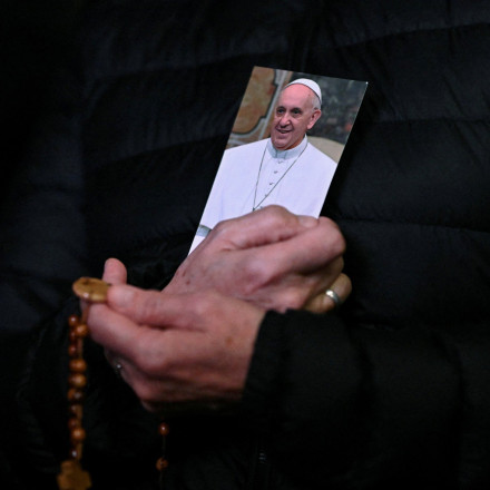 «Σταθερή αλλά πολύπλοκη η κατάσταση του πάπα Φραγκίσκου» λέει το Βατικανό