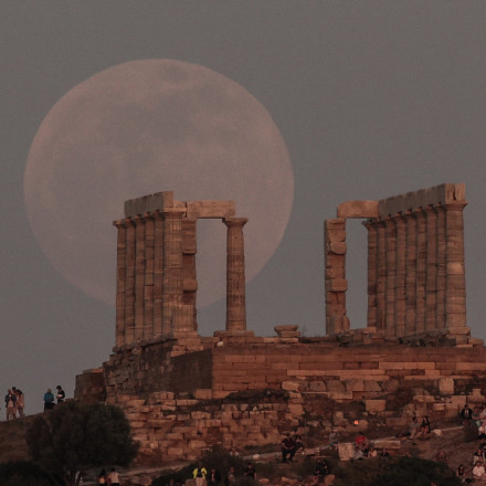 Ματωμένο φεγγάρι, μερική έκλειψη ηλίου, βροχή αστεριών: Θα είναι ορατά στην Ελλάδα;