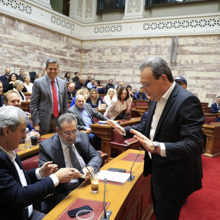 Ακτιβισμό με αποχή από την ορκωμοσία Τασούλα ήθελαν βουλευτές του ΣΥΡΙΖΑ - Τους μάζεψε ο Φάμελλος