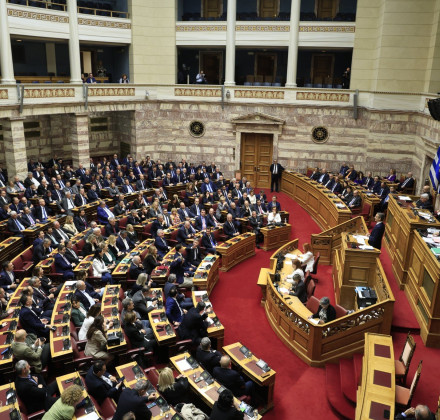 Χωρίς εκπλήξεις καταψηφίστηκε η πρόταση δυσπιστίας: 157 «κατά» και 136 «υπέρ» το αποτέλεσμα Χωρίς εκπλήξεις καταψηφίστηκε η πρόταση δυσπιστίας: 157 «κατά» και 136 «υπέρ» το αποτέλεσμα