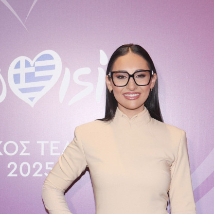 Klavdia: Έβγαλε για πρώτη φορά on air τα γυαλιά της - Η επική αντίδραση του Γρηγόρη Αρναούτογλου