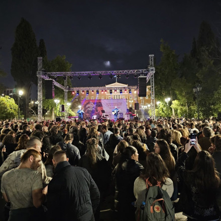 Συναυλία για τα Τέμπη: Πλήθος κόσμου στο Σύνταγμα - Κλειστοί σταθμοί του Μετρό