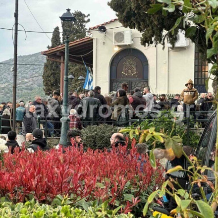 Οδύνη στο «τελευταίο αντίο» για τους νεόνυμφους Κωνσταντίνο και Κερασία που σκοτώθηκαν στον Βόλο