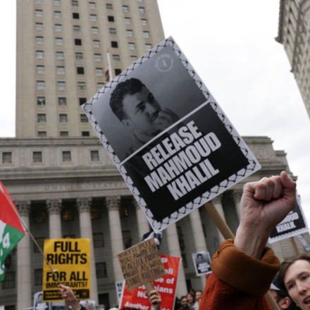 Τραμπ: Ανακάλυψε... «νόμο πολέμου» για να απελάσει ξένους φοιτητές που διαδήλωσαν για την Παλαιστίνη