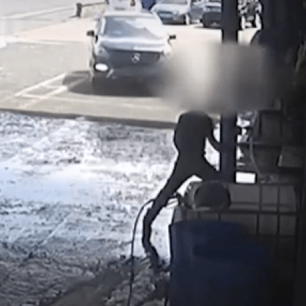 Φρίκη στη Σκωτία: Πατέρας βλέπει τον γιο του και «γκαζώνει» για να τον σκοτώσει - Σοκαριστικό βίντεο