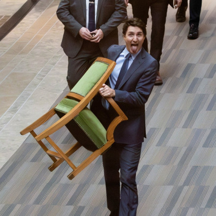 Τζάστιν Τριντό: Έγραψε το φινάλε της θητείας του με τη γλώσσα έξω - Έξοδος με την καρέκλα στο χέρι