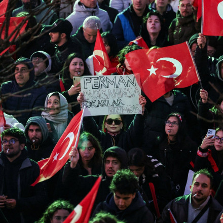 Σε νέες συλλήψεις προχώρησε η τουρκική αστυνομία μετά από μια νύχτα κινητοποιήσεων