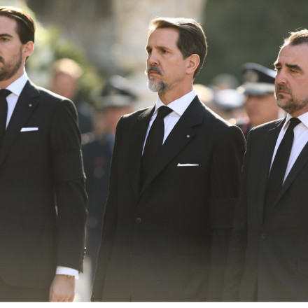 ΣτΕ: Καθηγητής του ΕΚΠΑ ζητά να αφαιρεθεί το «Ντε Γκρες» από τα μέλη της πρώην βασιλικής οικογένειας