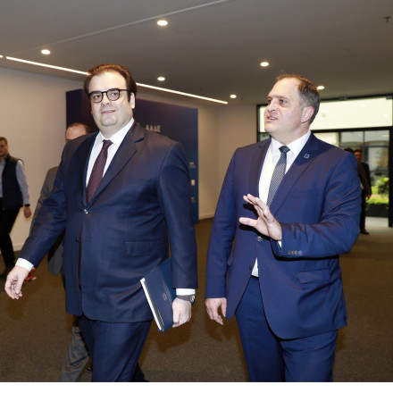 Πιερρακάκης με Πιτσιλή: Όσο μειώνεται η φοροδιαφυγή τόσο θα μειώνονται και οι φόροι