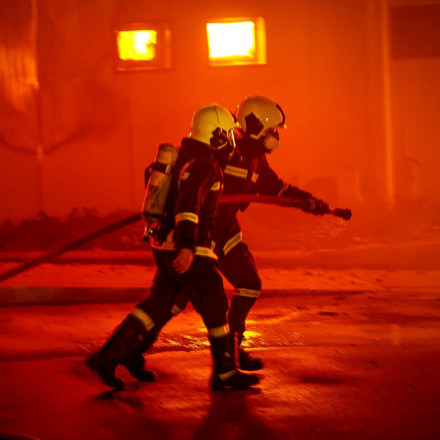 Φωτιά σε επιχείρηση στον Ασπρόπυργο - Επιχειρεί ισχυρή δύναμη της Πυροσβεστικής