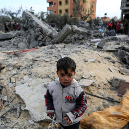 Κλιμακώνει το Ισραήλ: «Σφυροκοπά» από αέρα και γη τη Γάζα - Αντίποινα από Χαμάς και Χούθι