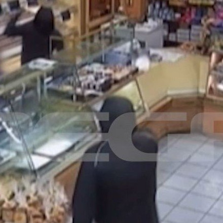 Καισαριανή - Βίντεο ντοκουμέντο: Δύο ένοπλοι σημαδεύουν με όπλο στο κεφάλι τον ιδιοκτήτη αρτοποιείου