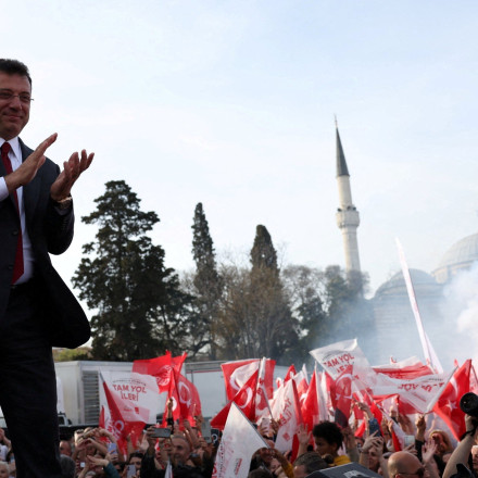 Σε κρίσιμο σταυροδρόμι η Τουρκία μετά τη σύλληψη Ιμάμογλου: Το «πραξικόπημα» και η σιγή από Ερντογάν