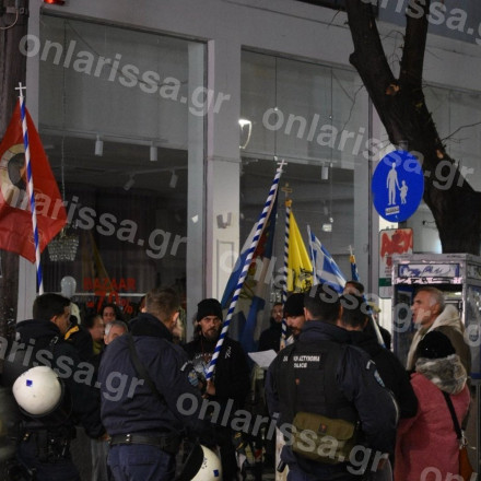 Λάρισα: Διαδήλωση με... ψαλμωδίες κατά της παράστασης του Χριστόφορου Ζαραλίκου