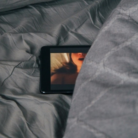 Και οι Ινδές έχουν δικαίωμα να βλέπουν πορνό με δικαστική βούλα - Παύει να συνιστά αιτία διαζυγίου